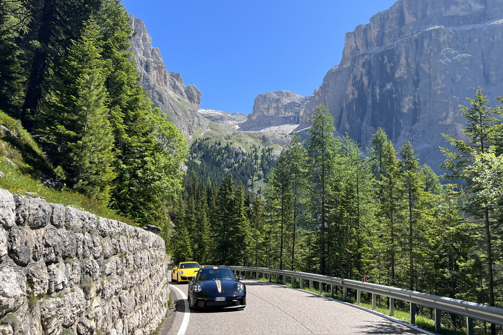Porsche sui tornanti del Mont Pana